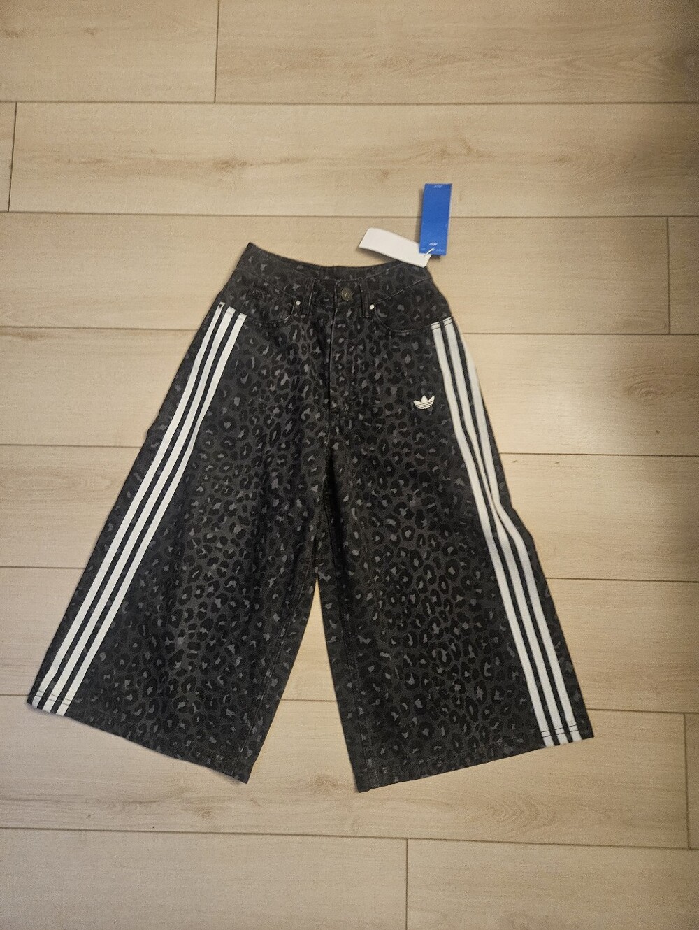 adidas Originals denim jorts in black leopard print SiZe 23 - Picture 3 of 5